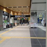 新しい駅舎は閑散として静か