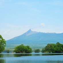 小さな島々のそばを通って