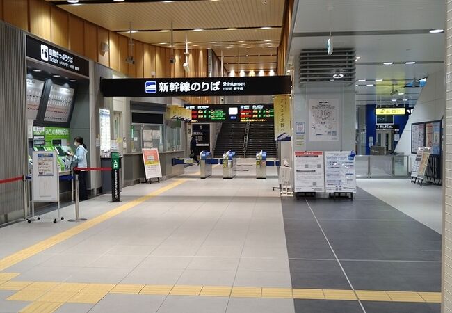 新しい駅舎は閑散として静か