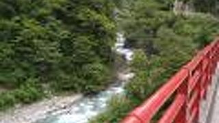 眺めの良い赤い橋