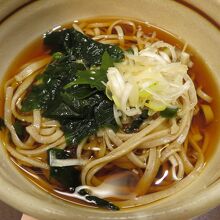 無料サービスのハーフサイズのお蕎麦や…、