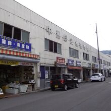 向い側の精肉店も客入り