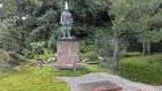 お堀通り沿いの前田利家像の前から北に延びている散策路