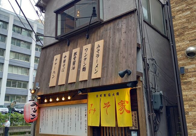 (みそ家)麺は極太麺で噛みごたえがあり