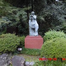 白鳥路に設置された作品