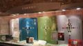 ウインドウに聖書がきれいに並んでいました