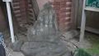 二人が泰明小学校に通った経緯と功績を説明