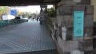 日本橋川にかかる橋の近くに江戸城の外郭門がありました