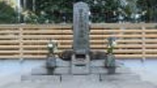 ビル街の真ん中に丁重に整備された将門塚