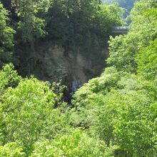 展望台から渓流の向こう側に間欠泉の吹き出し口が見えます