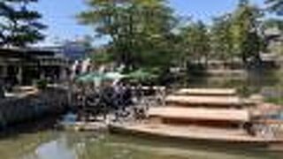 お堀を舟で巡るなんてステキ