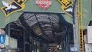 むつみ橋商店街や市場本通りと比べると一番広い通りです