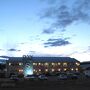 美しい夕暮れ時の空港が見えるホテル