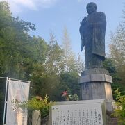 まんのう池に向かっている弘法大師・空海の銅像がありました