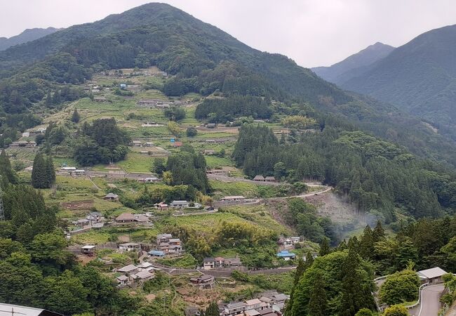 集落を見るには対面の展望台から