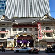 現在の建物は5代目となる歌舞伎劇場