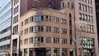 新橋二丁目交差点に建つレトロビル