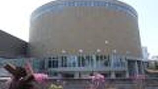 1998年開業の多目的ホール