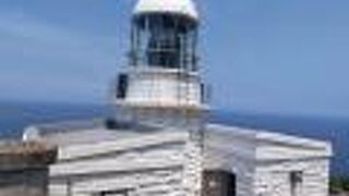 丹後半島先端の白亜の灯台。明治から航行の安全を見守っています