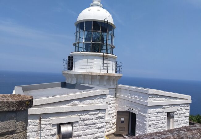 丹後半島先端の白亜の灯台。明治から航行の安全を見守っています