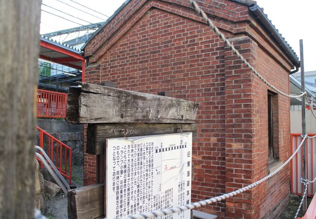 奈良線の稲荷駅にある百年以上前の遺構