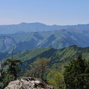 狭い道を登った先にある　天気が良ければ最高だが，苔は．．