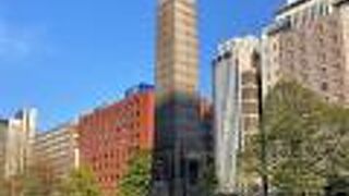 大通公園のオベリスクのような 聖恩碑