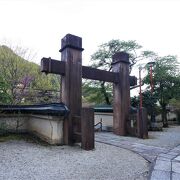 大峰山山岳信仰のふもとの由緒ある寺　古い洞川にふさわしい