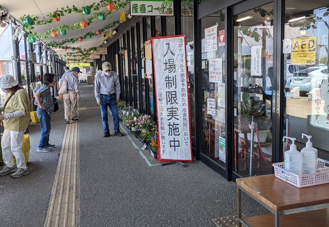 年配の人達が笑顔で元気に働いてました