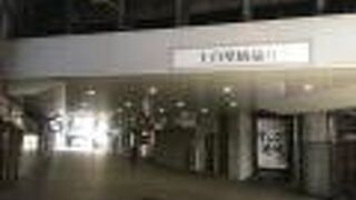 JR神田駅の歩行者専用道に架かる橋