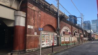 昭和レトロの飲み屋が並ぶ