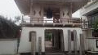 山門が特徴的な