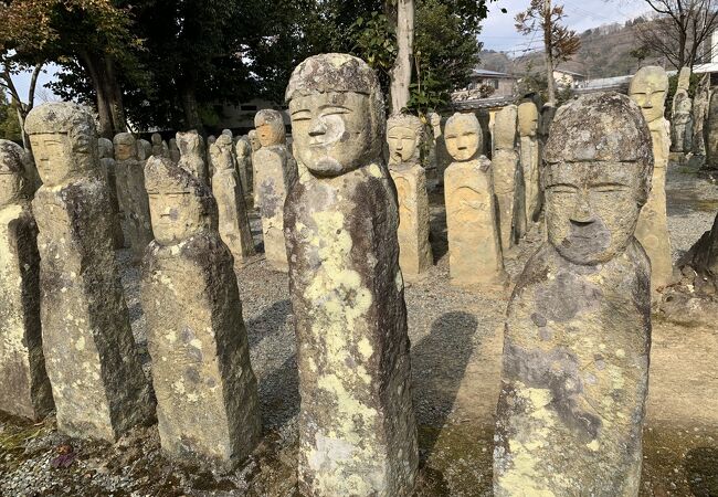 ひとつ、ひとつ表情の違う石仏群。