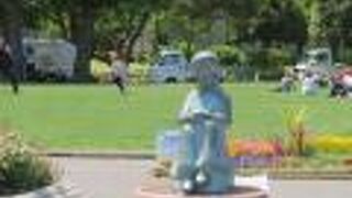 明るい風景の中にある悲しいエピソード