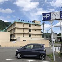 ホテル出入口エリアに駐車場はないのでご注意を。