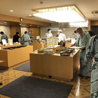 多種多様料理をピックアップ-食事テーブルはこの隣になります。