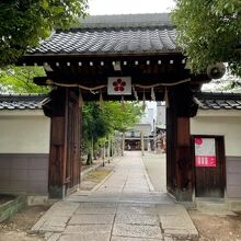 中門には菅原家の家紋の梅鉢が