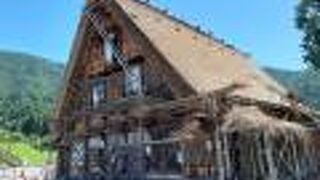 白川郷駐車場にある合掌造りの観光案内所