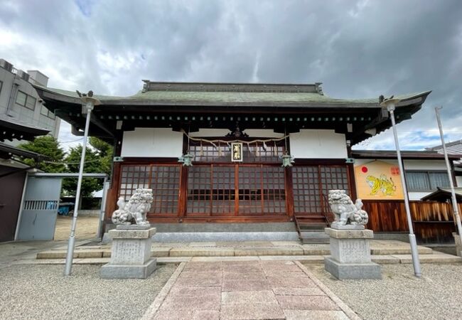 商店街に鳥居があります