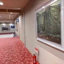 館内に展示された絵画