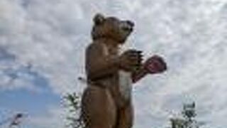 大きなクマの彫刻