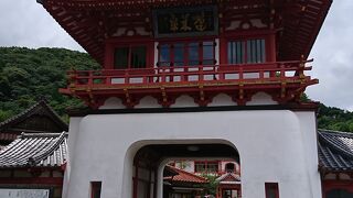 朱塗りの楼門