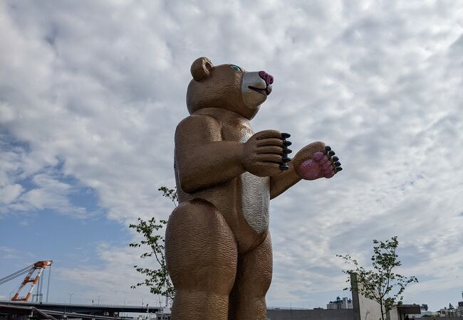 大きなクマの彫刻