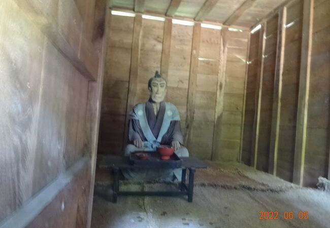 庄川にかかっている橋を渡って、少し上り坂の道を歩いていくとありました。