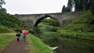 大きな石造りアーチ橋