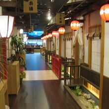店内は、京都の小路風