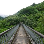 深山幽山にある吊橋　なかなかスリル．