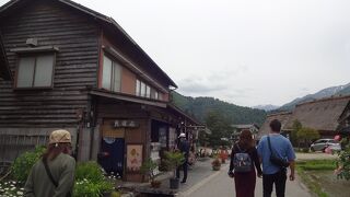 ひっそりと静かな雰囲気だった五箇山と違い、白川郷は観光客も多く賑やかでした！