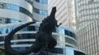 合歓の広場のゴジラの像は、高い位置に移動していて、６年前と全く感じが変わっています。