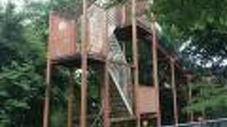 75mのローラ滑り台がある緑の公園